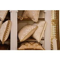 Luxuriöses Kissen in Weiß/Elfenbein Aus Der Kollektion „Imperial" Luxuriöses Kissen in Weiß/Elfenbein Aus Der Kollektion „Imperial" von Faggianis