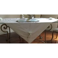 Weiße Tischdecke Mit Schleifen Weiße Tischdecke Mit Schleifen von Faggianis