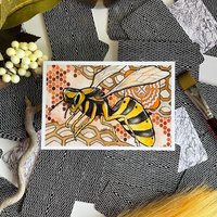 Wespe Mit Wabenmuster Hintergrund Und Detail. Gartendeko, Insektenliebhaber Geschenk, Bienenliebhaber Insekten Kunstdruck von FairyFunctional