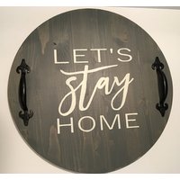 "Farmhouse 18 "Rundes Grau Gebeiztes Holztablett Mit Griffen "Let's Stay Home" von FaithWalkCrafts