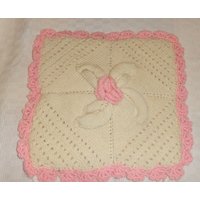 Handgehäkelter Vintage-Kissenbezug in Pastellrosa Und Creme Mit Blumenmuster - Verkauf Handgehäkelter Vintage-Kissenbezug in Pastellrosa Und Creme Mit Blumenmuster - Verkauf von FamaRey