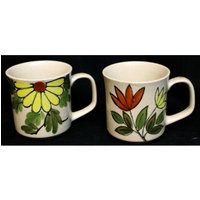 2 Steingut Kaffe Tee Becher Blumen Beige Gesprenkelt Gelb Gänseblümchen Orange von FamiliaCondori