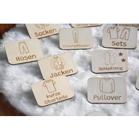 Schrankbeschriftung Rechteckige Etiketten Holz Ordnung Im Kleiderschrank 7x5cm, Verschiedene Motive, Personalisierung Möglich, Klettverschluss von FamilieGlueckShop