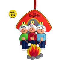 Familie Camping Ornament - Personalisierte Weihnachtsornamente Sitzen Am Lagerfeuer Braten Marshmallows S'mores Zelt Custom von FamilyOrnaments