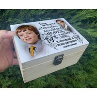 Kleine Personalisierte Holzurne, Andenkendose Aus Holz, Erinnerungsbox, Massives Kiefernholz, Jedes Design Bedruckt von Familymemorials