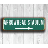 Pfeilspitze Stadion-Zeichen Vintage Style Chiefs Football Decor Pfeilspitze Stadion-Zeichen Vintage Style Chiefs Football Decor von FanZoneSigns