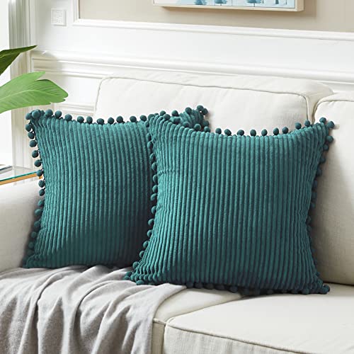 Fancy Homi 2 Packungen blaugrüne dekorative Kissenbezüge 40x40 cm mit Pompons für Wohnzimmer, Couch, Schlafzimmer, weicher Cord, einfarbig, quadratisch, 40x40 cm, rustikale Bauernhaus-Heimdekoration von Fancy Homi