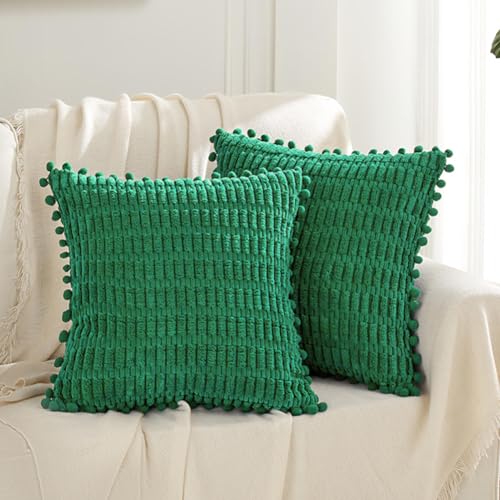 Fancy Homi 2 Packungen grüne dekorative Kissenbezüge 50 x 50 cm mit Pompons für Couch, Schlafzimmer, Wohnzimmer, Boho-Heimdekoration, weicher Plüschkord, niedlicher Waldgrüner Kissenbezug 50 x 50 cm von Fancy Homi