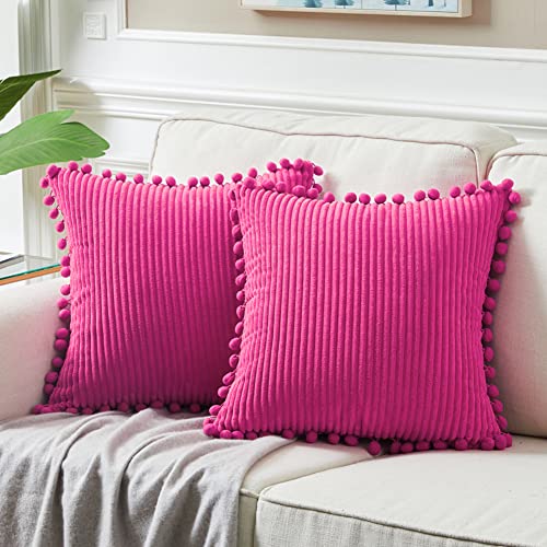 Fancy Homi 2 Stück Hot Pink dekorative Kissenbezüge 45x45 cm mit Pompons für Wohnzimmer, Couch, Schlafzimmer, weicher Cord, Fuchsia, massiver quadratischer Kissenbezug 45x45 cm, Boho-Heimdekoration von Fancy Homi