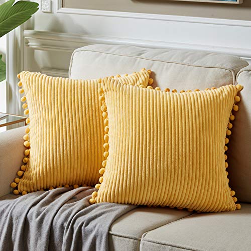 Fancy Homi 2 Stück gelbe Akzent dekorative Wurfkissenbezüge mit Pompons, weicher Cord, solide quadratische Kissenüberzüge für Couch Sofa Schlafzimmer Auto Wohnzimmer (45 x 45 cm, gelb) von Fancy Homi