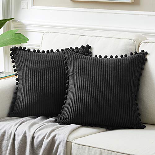 Fancy Homi 2 Stück schwarze dekorative Wurfkissenbezüge mit Pom-Poms, weicher Cord, solide quadratische Kissenbezüge Set für Couch Sofa Schlafzimmer Auto Wohnzimmer (45 x 45 cm, schwarz) von Fancy Homi