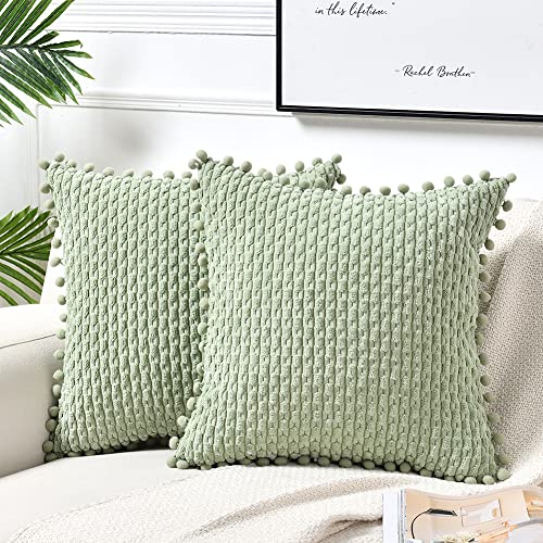 Fancy Homi 2er-Set Salbeigrüne dekorative Kissenbezüge 45 x 45 cm mit Pompons für Couch, Bett, Sofa, moderne Bauernhaus-Boho-Heimdekoration, weicher Plüschkord, niedlicher Kissenbezug 45 x 45 cm von Fancy Homi