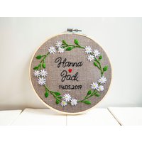Personalisierte Hochzeits-stickerei Reifen Kunst Custom Paar Namen Hochzeits-Datumsstickerei Jubiläumsgeschenk Daisy Blumen Kranz von FancyEmbroideryGifts