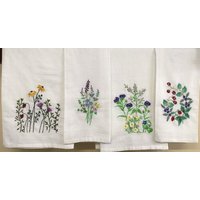 Geschentücher Wildflowers Set Bestickte Handtuch-Sets Wiesenblumenerdbeereheidelbeerehandtuchküchentuchgeschirrtuchfloursack Bündelpreis von FancyStitches4U