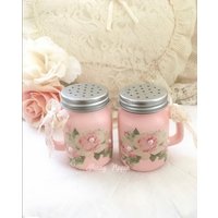 Shabby Salz & Pfefferstreuer Set, Rosa Rosen, Vintage Küche, Rosa Landhaus Chic, Camper Dekor, Und Shabby Salz & Pfefferstreuer Set, Rosa Rosen, Vintage Küche, Rosa Landhaus Chic, Camper Dekor, Und von FannyPippin