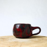 Getöpferte Keramik Tasse Wildes Rot Auf Dunklem Ton von FarbigesAusKeramik