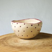 Handgetöpferte Schale Weiß Mit Sternchen Handgetöpferte Schale Weiß Mit Sternchen von FarbigesAusKeramik