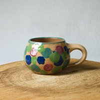 Handgetöpferte Tasse Bunt Getupft Auf Recyceltem Ton Handgetöpferte Tasse Bunt Getupft Auf Recyceltem Ton von FarbigesAusKeramik