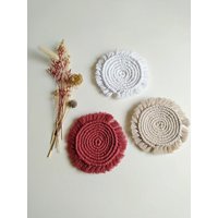 Makramee Untersetzer Set Boho - Hochzeit Tischdeko, Herbstdeko, Hochzeitsdeko Tisch, Kaffee & Kerzen Untersetzer, Coaster Esstisch Deko von FarblinienMakramee