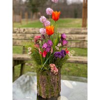 Frühlingsgesteck „Frühlingszeit"Tulpen Gräser Rindengefäß Seidenblumen von Farbvielfalt