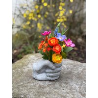 Grabschmuck Kleiner Rosenstrauß in Der Hand von Farbvielfalt
