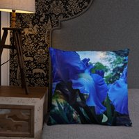 Basic Kissen Mit Original Fotografie Von Farmerchar Blue Iris in Voller Blüte von FarmerCharSdesignS