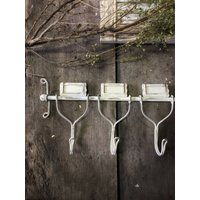 Beunruhigt Weiß Barnhouse Wandhaken Rustikale Garderobe Beunruhigt Weiß Barnhouse Wandhaken Rustikale Garderobe von FarmhouseIronCo