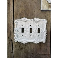 Beunruhigte Dreifache Lichtschalterplatte Bauernhausdekor von FarmhouseIronCo