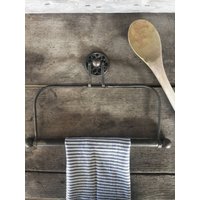 Rustikaler Küchenhandtuchhalter Beunruhigt Bronze Bauernhaus Dekor von FarmhouseIronCo