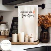 Geschirrhandtuch Mit Spruch "Leben Auf Der Aperolspur" I Bio Baumwolle Geschenk Küche Deko Spültuch Handtuch Aperol Cocktail Geschirrhandtuch Mit Spruch "Leben Auf Der Aperolspur" I Bio Baumwolle Geschenk Küche Deko Spültuch Handtuch Aperol Cocktail von FarmhousekitchenDE