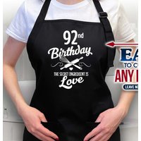 92. Geburtstag, The Secret Ingredient Is Love, Geburtstagsgeschenk Für Frauen, Geburtstagsgeschenk, Geburtstags Schürze, Geschenk Zum Geburtstag von FashionBirthdayTees