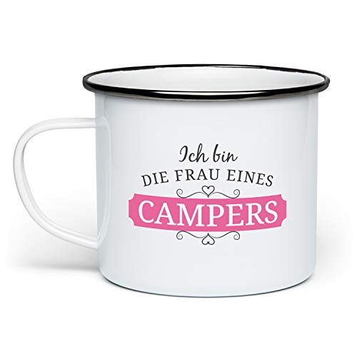 Fashionalarm Emaille-Tasse Frau eines Campers beidseitig Bedruckt | Emaille-Becher mit Spruch Geschenk-Idee Ehefrau Paare Hochzeit Camping Campen, Weiß/Schwarz von Fashionalarm