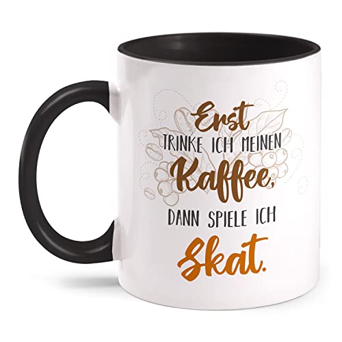 Fashionalarm Erst trinke ich Kaffee dann Spiele ich Skat Tasse mit Spruch lustig Motiv - beidseitig Bedruckt | Geschenk-Idee für Skatspieler Café, Schwarz 330ml Fashionalarm Erst trinke ich Kaffee dann Spiele ich Skat Tasse mit Spruch lustig Motiv - beidseitig Bedruckt | Geschenk-Idee für Skatspieler Café, Schwarz 330ml von Fashionalarm