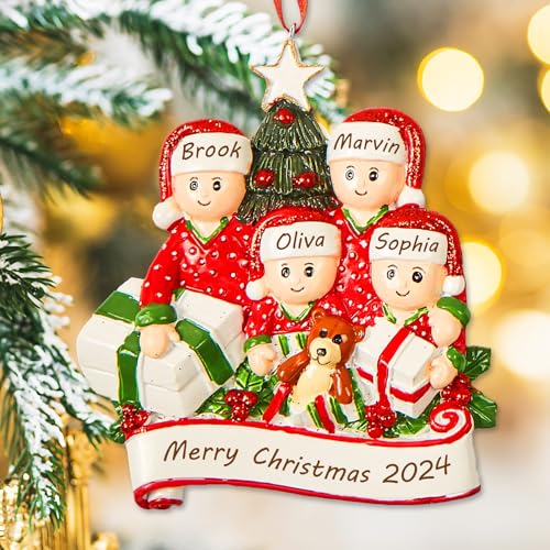Personalisierte Weihnachtsschmuck 2024 – Weihnachtsbaumschmuck mit Familiennamen graviert, Familie von 2, 3, 4, 5, 6, Weihnachtsdekoration für Baum (Familie von 4) von Fasinheaco