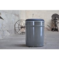Fass Hocker Aus 30 Liter Neu Mit Stauraum Ölfass - Farbe Nach Wahl Fass Hocker Aus 30 Liter Neu Mit Stauraum Ölfass - Farbe Nach Wahl von Fasszination