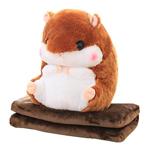 Niedlicher Hamster, der ein Kissen und eine weiche Decke in sich verbirgt, Koralle braun von Fat rabbit