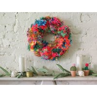 Handgemachter Regenbogen Tinsel Pom Kranz - Bunter Türschmuck Für Weihnachten von FatPomPoms