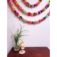 Handgemachte Pom Weihnachtsdekoration - Girlande Aus Holz von FatPomPoms