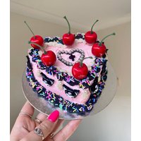 Fake Cake ~ Pink + Schwarzes Herz Mit Streuseln Und Kirschen Fake Cake ~ Pink + Schwarzes Herz Mit Streuseln Und Kirschen von FauxCakesShop