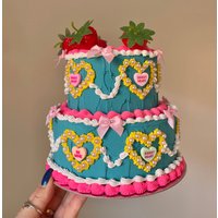 Fake Cake ~ Zwei Ebenen Petrol & Pink + Gelb Weiß Candy Hearts Bögen Mit Erdbeeren On Top von FauxCakesShop