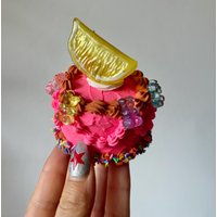 Fake Kuchen Cupcake Magnet ~ Pink Mit Gummibärchen & Streuseln Zitrone Fake Kuchen Cupcake Magnet ~ Pink Mit Gummibärchen & Streuseln Zitrone von FauxCakesShop