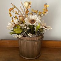 Seidengesteck | Herbst Deko Thanksgiving-Mittelstück Landhaus Holzfass Sonnenblumen von FauxtasticFlorals