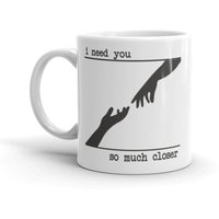 Becher "I Need You So Viel Closer" Hände Fast Berührende Emo Traurige Fernliebe Becher von FavoriteMusicLyrics
