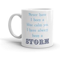 Nie Habe Ich Schon Eine Blaue Ruhige See, Immer Ein Sturm. Musik-Song-Becher von FavoriteMusicLyrics