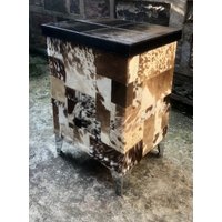 Handgefertigter Nachttisch Aus Rindsleder Leder Handgefertigter Nachttisch Aus Rindsleder Leder von FeaDesign