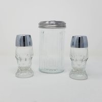 Vintage Glasstreuer Und Zuckerflasche, Diner Bundle Dekor/Prop Für Filme Film - Geschliffene Glas Salz - Pfefferstreuer & Geschliffener Zuckerhalter Vintage Glasstreuer Und Zuckerflasche, Diner Bundle Dekor/Prop Für Filme Film - Geschliffene Glas Salz - Pfefferstreuer & Geschliffener Zuckerhalter von FearlessPlatinumWear