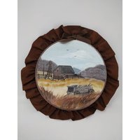 Vintage Handgemachte Handbemalte Einzigartige Wanddekoration, Künstler Signiert Mit Brauner Stoff-Rüschen-Prärieszene, Wagon Cottage Core, Hoop Art von FearlessPlatinumWear