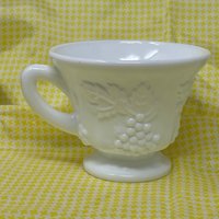 Vintage Sammelbare Angehobene Kolonie Ernte-Traube Weiße Milchglas-Becher, Plattform-Basis, Cottage Kern-Tee-Vibes von FearlessPlatinumWear