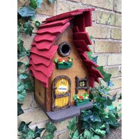 Handgefertigtes Vogelhaus Aus Holz Mit Gewölbtem Dach in Weinrot. Gelbe Feentürchen, Fensterkästen. Wunderschön Gemacht Für Den Muttertag von FeatherYourNestGB