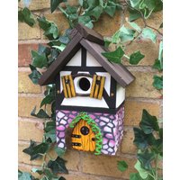 Handgemaltes Cottage Vogelhaus, Rosa Stein, Feentür von FeatherYourNestGB